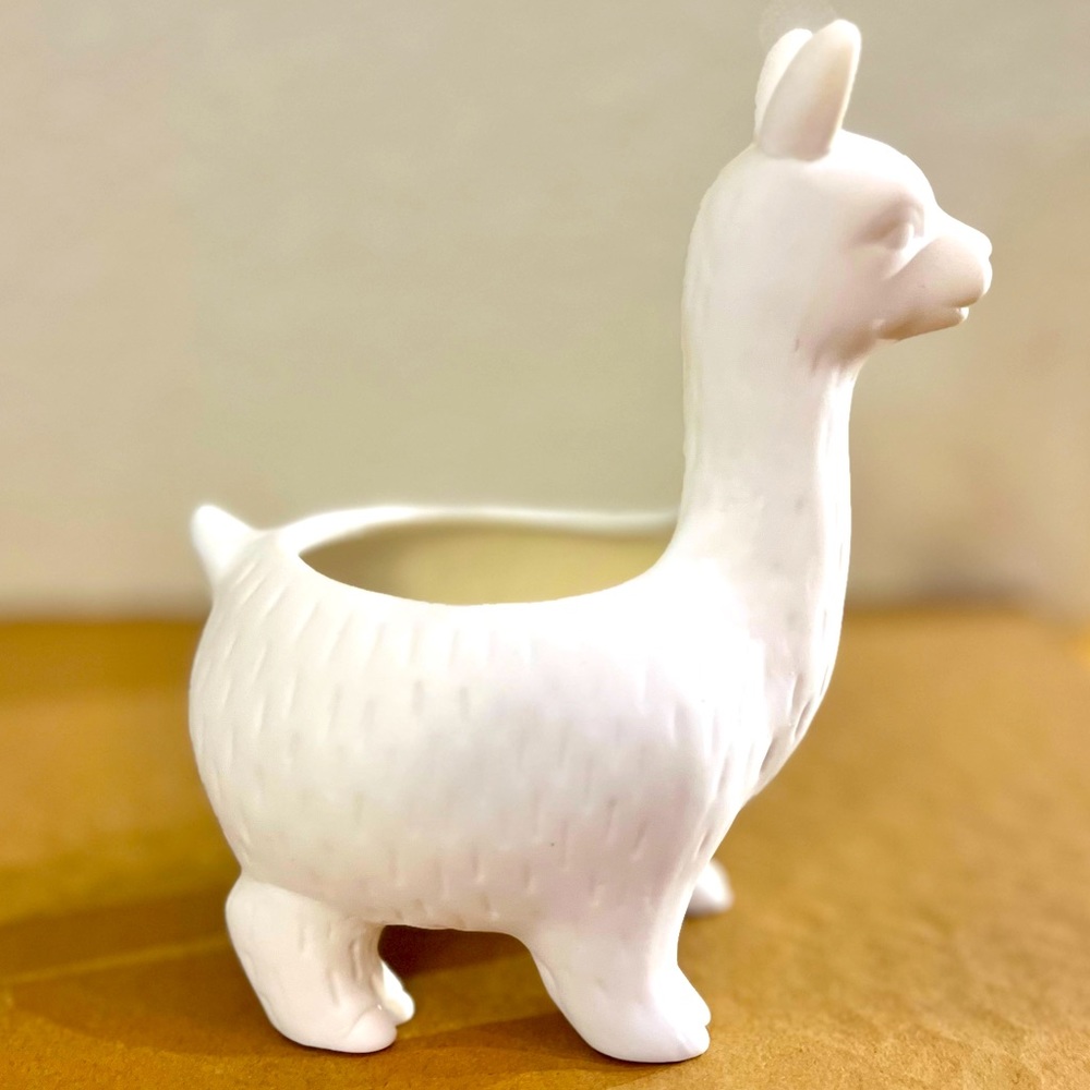 Kikkerland LLOYD the LLAMA
White Ceramic SUCCULENT
PLANTER Vase 6"x5" Showpiece